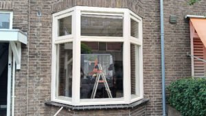 montaz-okna-wykuszowego-pcv-bialego